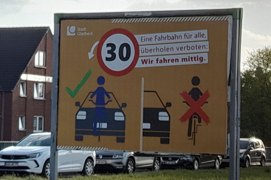 Hilfloser Versuch zum Mischverkehr Erklärplakat zum richtigen Fahren auf Buerscher Brücke