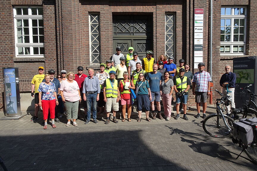 Auftakttour zum Stadtradeln Radtour-Gruppe vor der alten Lohnhalle auf der Zeche Ewald.