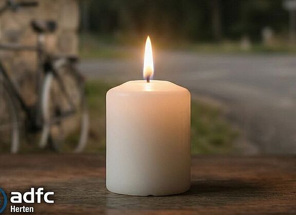 Kerze mit Fahrrad im Hintergrund