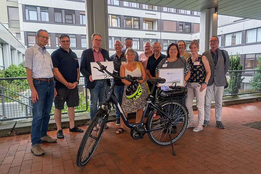 Zertifikatsübergabe Stiftungsklinikum PROSELIS Vertreter von ADFC übergeben Zertifikate an Geschäftsführung und Mitarbeitervertretung.