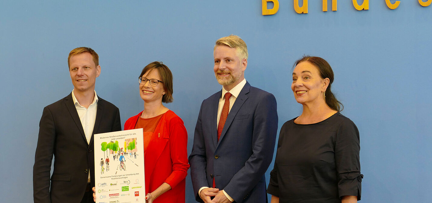 Auf der Bundespressekonferenz vom 28. Juni 2022 (v.l.n.r.): DNR-Präsident Prof. Dr. Kai Niebert, ADFC-Bundesgeschäftsführerin Ann-Kathrin Schneider, Rechtsanwalt Dr. Roman Ringwald, VZBV-Teamleiterin Marion Jungbluth. 