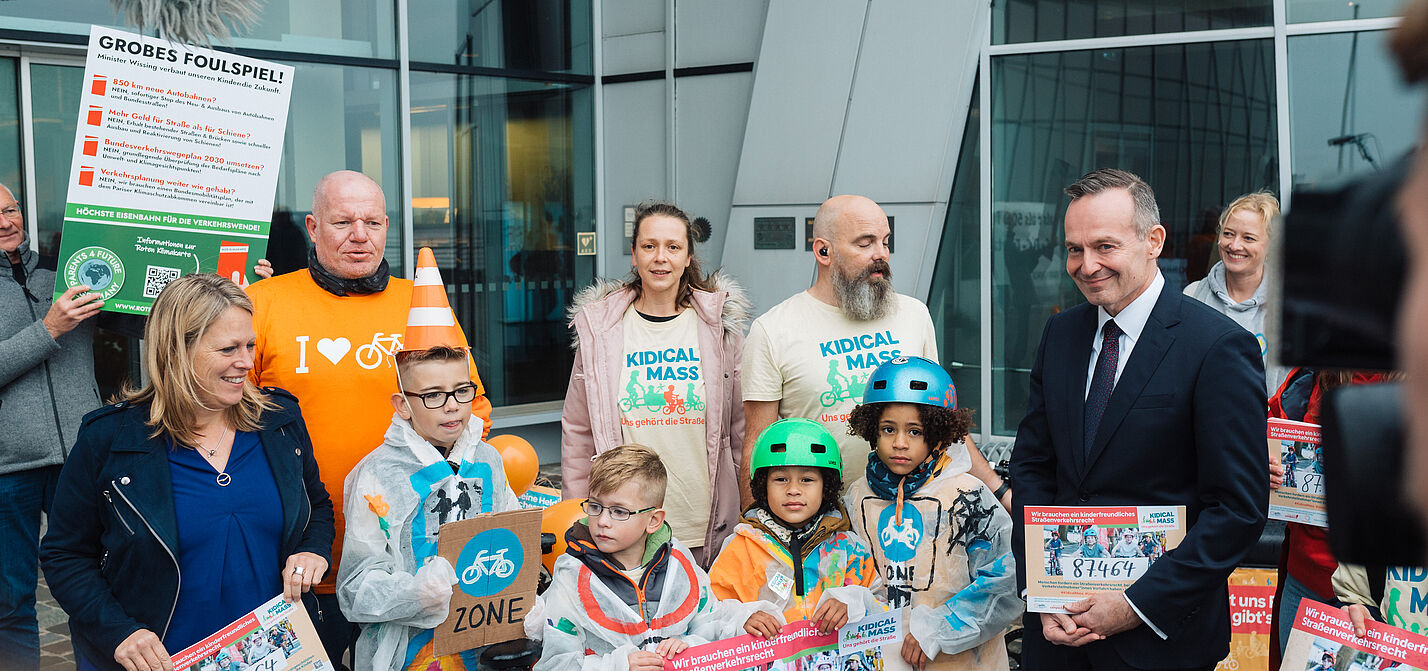 Petitionsübergabe für ein kinderfreundliches Straßenverkehrsgesetz an Bundesverkehrsminister Wissing 