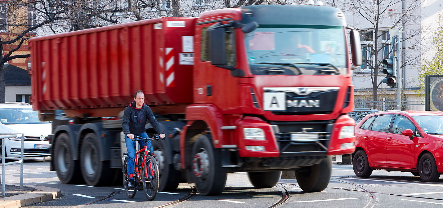 Kritische Abbiegesituation zwischen LKW und Fahrrad Kritische Abbiegesituation zwischen LKW und Fahrrad