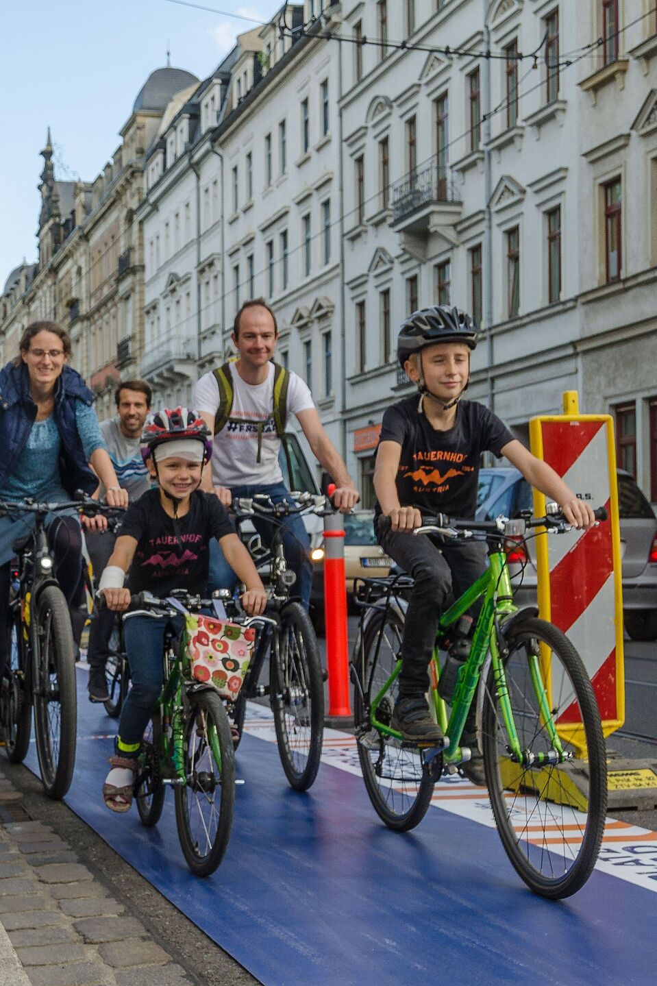 ADFC baut in Dresden temporär eine Pop-up-Bikelane auf. ADFC baut in Dresden temporär eine Pop-up-Bikelane auf.