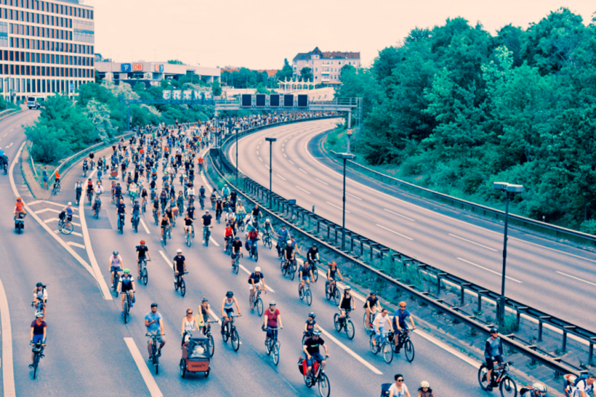 ADFC-Sternfahrt Berlin 2022 Bloick von oben auf eine Autobahn mit zahlreichen Radfahrenden.